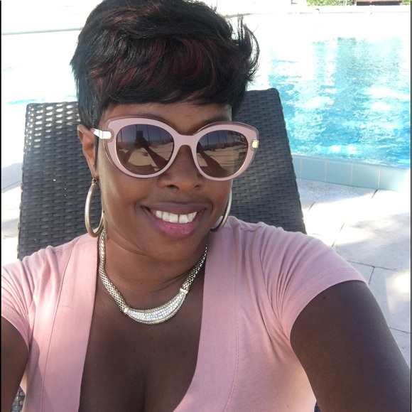 Meet your Posher, Theresa....🔥🔥Taking Offers🔥🔥 - Picture 3 of 4